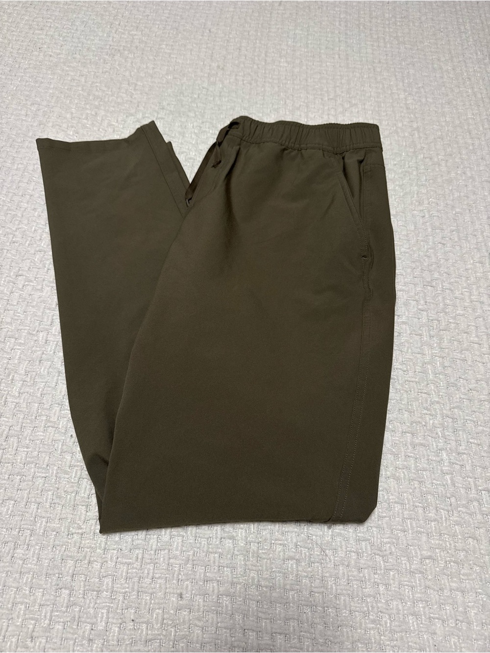 TenTree men’s Simcoe Olive green pants, large. Excellent condition